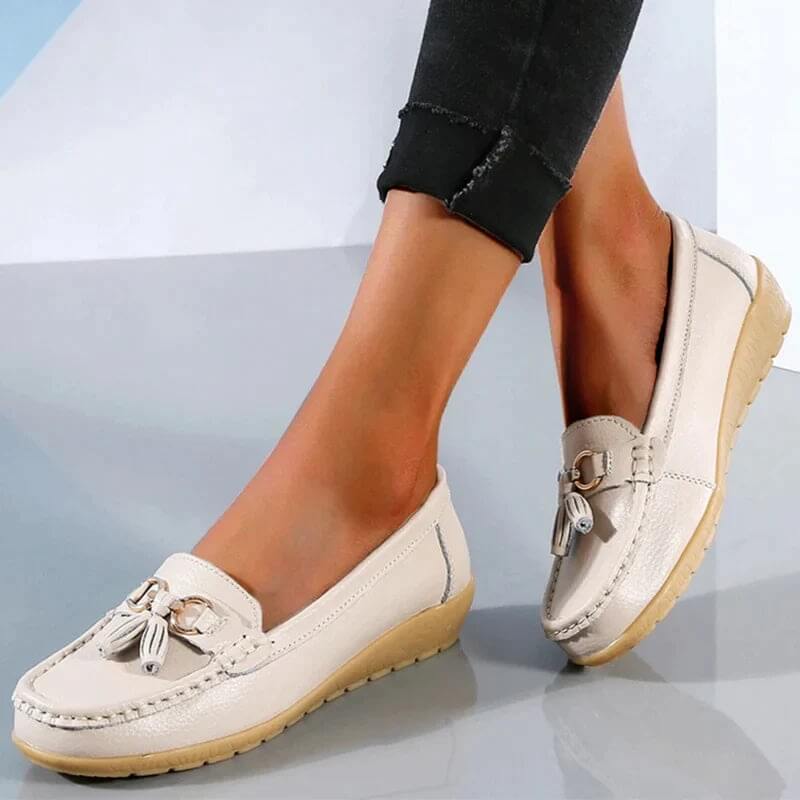 Vooraanzicht van stijlvolle Isabella orthopedische instappers voor dames. Elegante en comfortabele look.