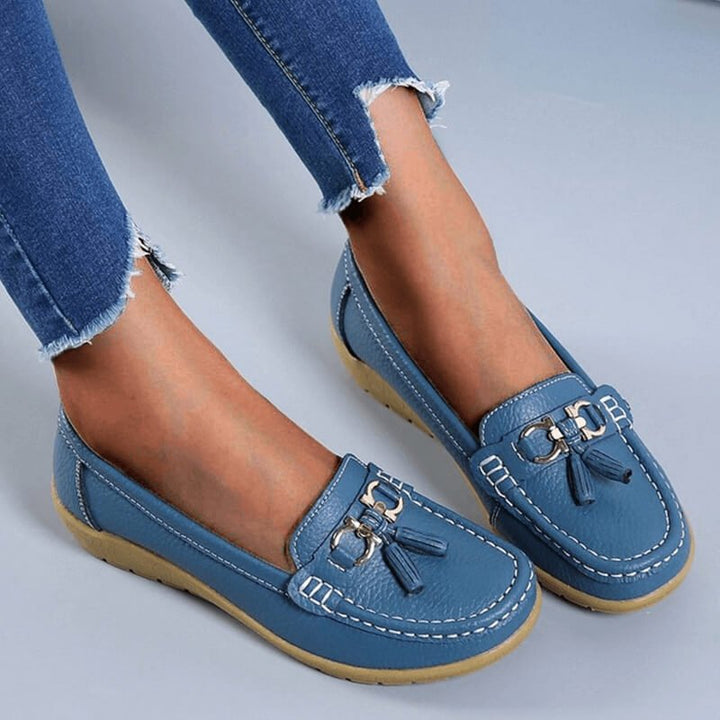 Close-up van het soepele leer van de Isabella orthopedische dames loafers. Kwaliteit en stijl.