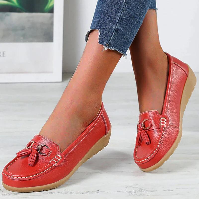 Dames dragen comfortabele Isabella leren loafers. Perfect voor lange dagen op werk of vrije tijd.