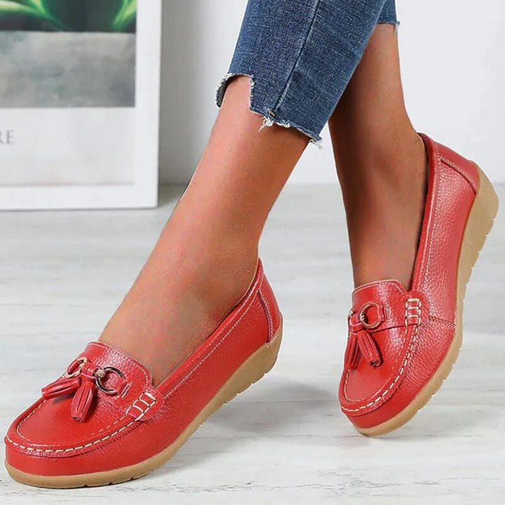 Dames dragen comfortabele Isabella leren loafers. Perfect voor lange dagen op werk of vrije tijd.