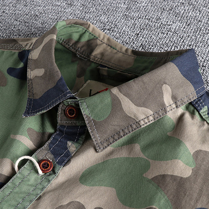 Dit comfortabele herenhemd met camouflageprint is een modieuze longsleeve voor alle seizoenen.