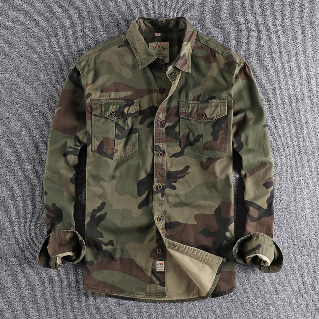 Stijlvol camouflage longsleeve shirt voor heren, comfortabel en modieus. Essentieel herenmode item.