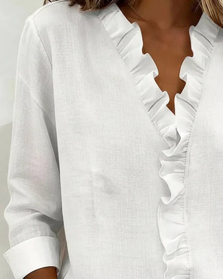 Modieuze dames blouse met lange mouwen, ruche V-hals. Elegante en casual chic dameskleding.