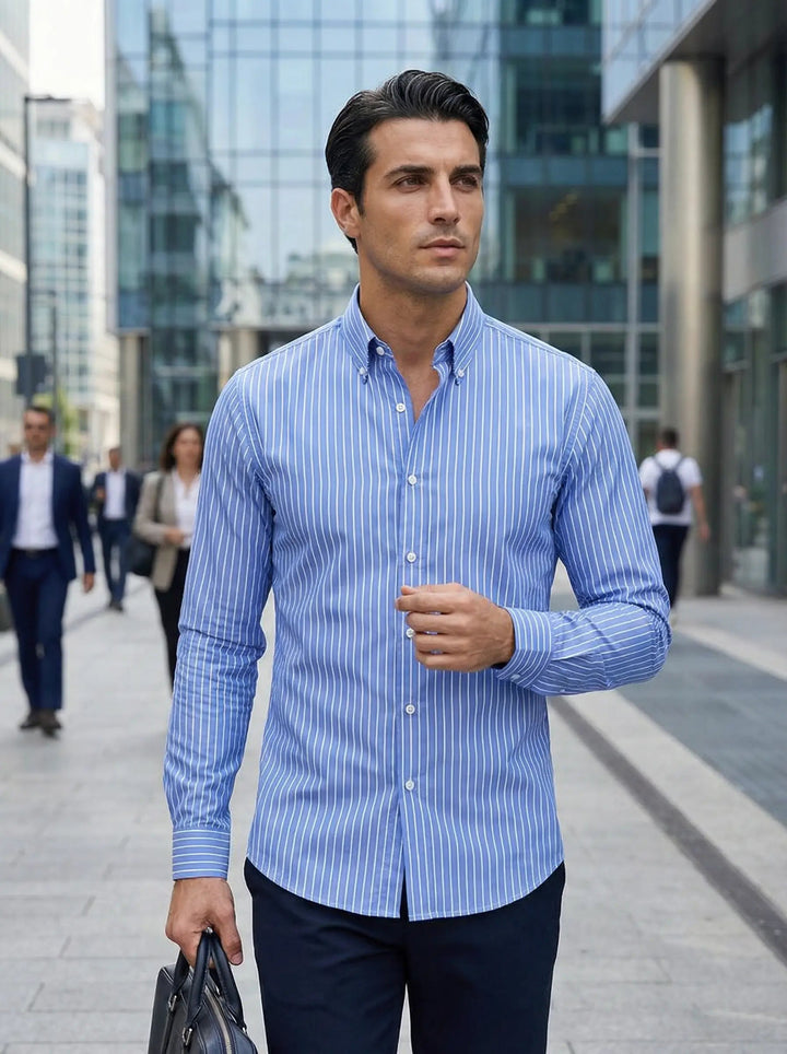 Heren blouse gestreept met lange mouw, essentieel kledingstuk voor een complete outfit.