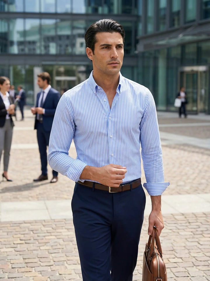 Modern herenoverhemd met fijne strepen en lange mouwen, perfect voor kantoor of casual gelegenheden.
