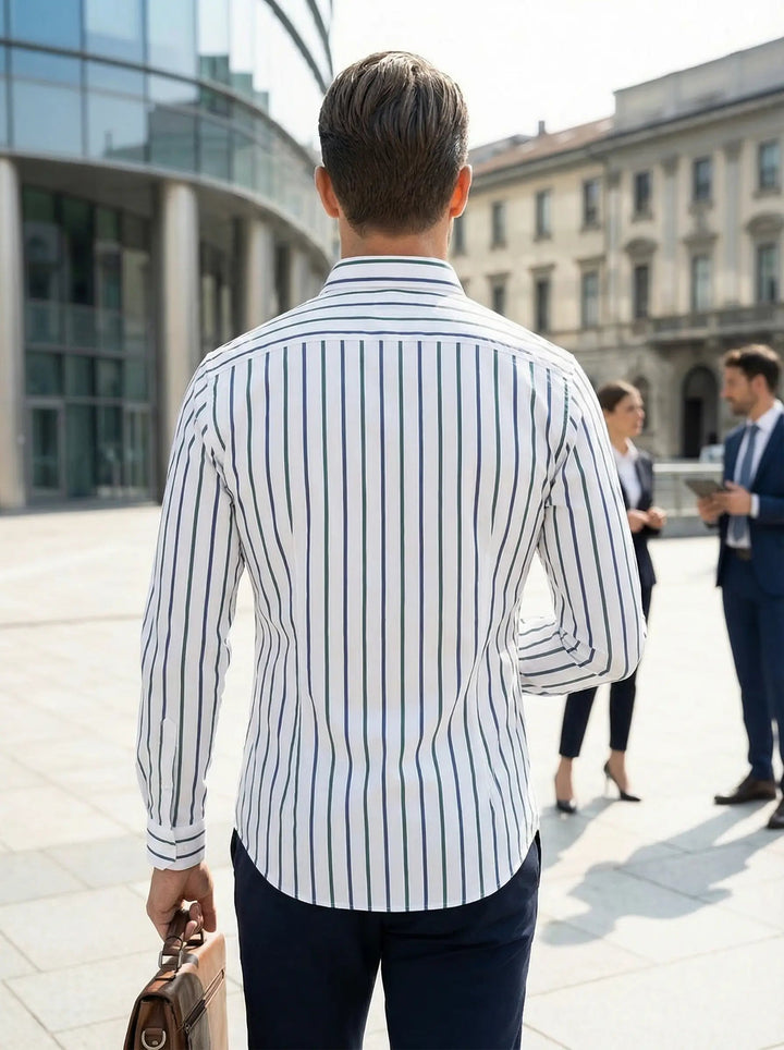 Nauwsluitend gestreept herenoverhemd, lange mouw, benadrukt de stijlvolle pasvorm van de blouse.