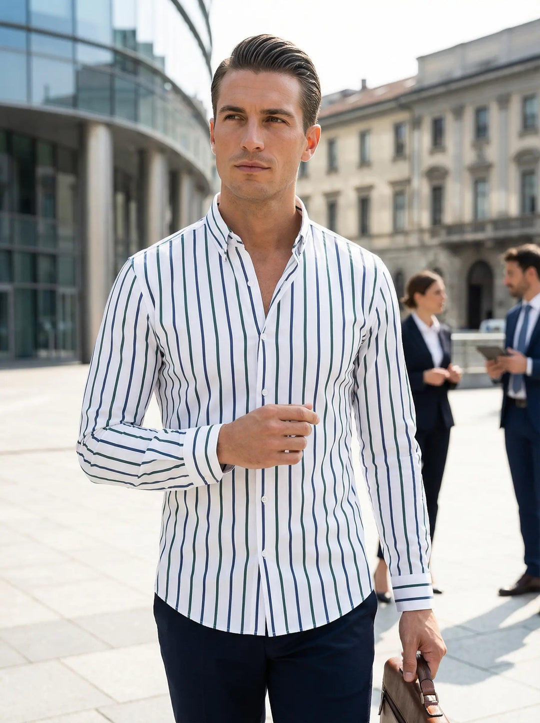 Veelzijdig herenoverhemd met lange mouwen en streepdessin, perfect te combineren met diverse outfits.
