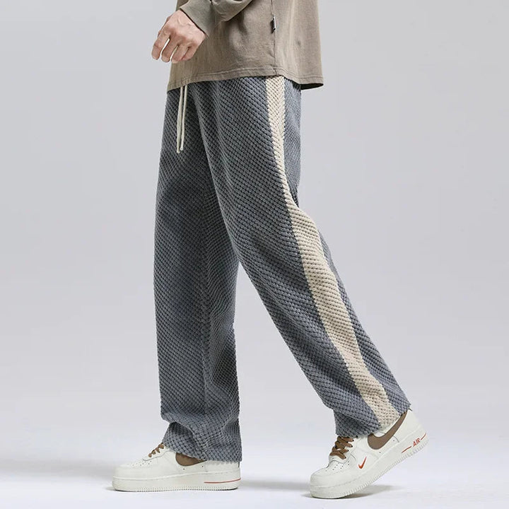 Heren comfort broek met wijde pijpen en sportieve zijstreep, ideaal voor een casual en modieuze look.