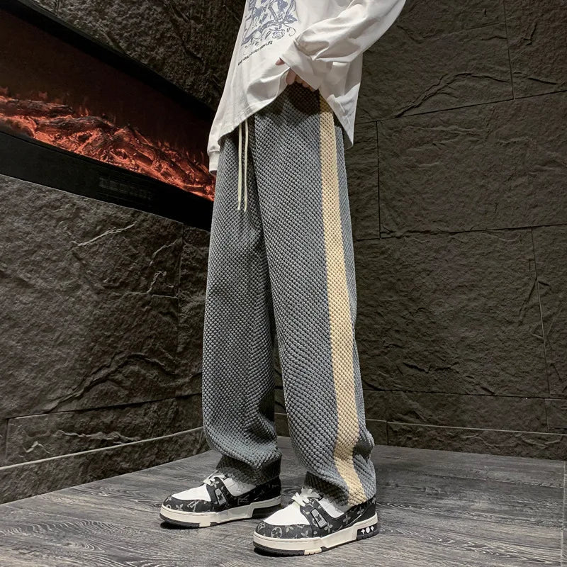 Modieuze heren chino met wijde pijpen, comfortabele pasvorm en opvallende zijstreep, casual chic.