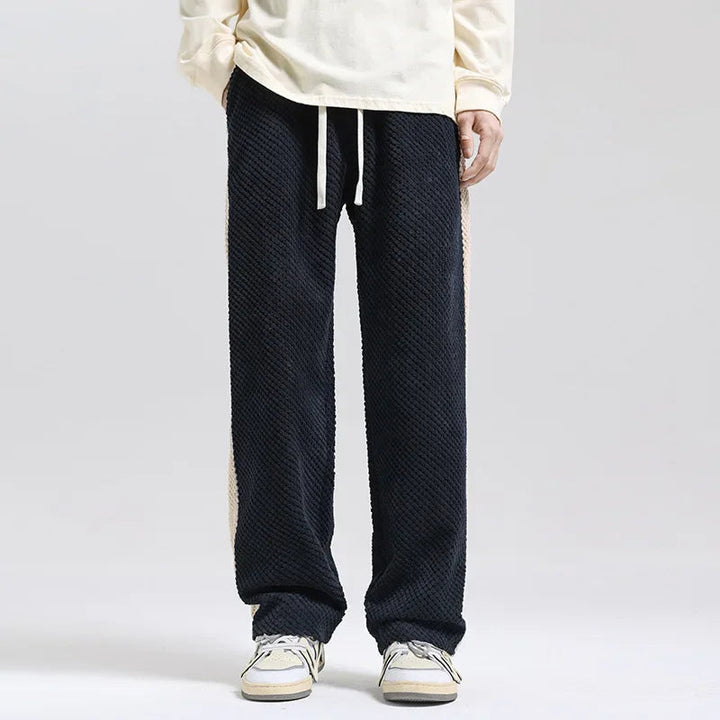 Zwarte heren comfort broek met wijde pijpen, trekkoord en sportieve zijstreep voor een moderne look.