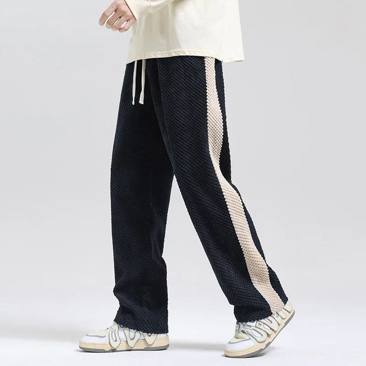 Grijze heren comfort chino met trekkoord, wijde pijpen en zwarte zijstreep voor een relaxte stijl.