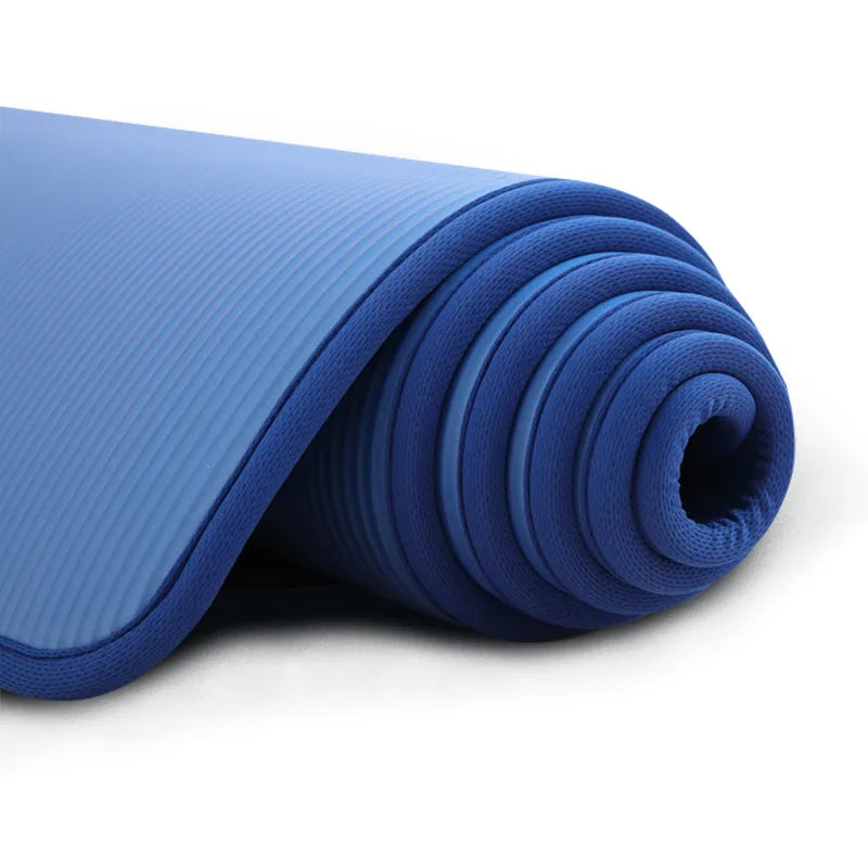 Opgerolde extra dikke FlexiMat yogamat, makkelijk mee te nemen voor yoga, fitness en sporttraining.