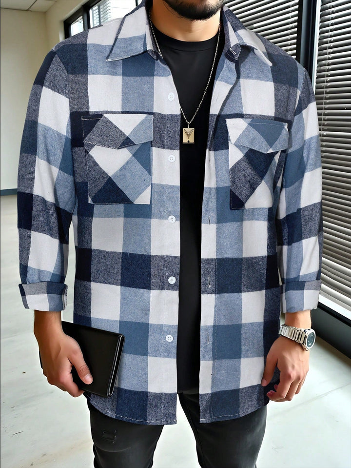 Heren geruit overshirt in casual setting, perfecte laag voor outdoor activiteiten.