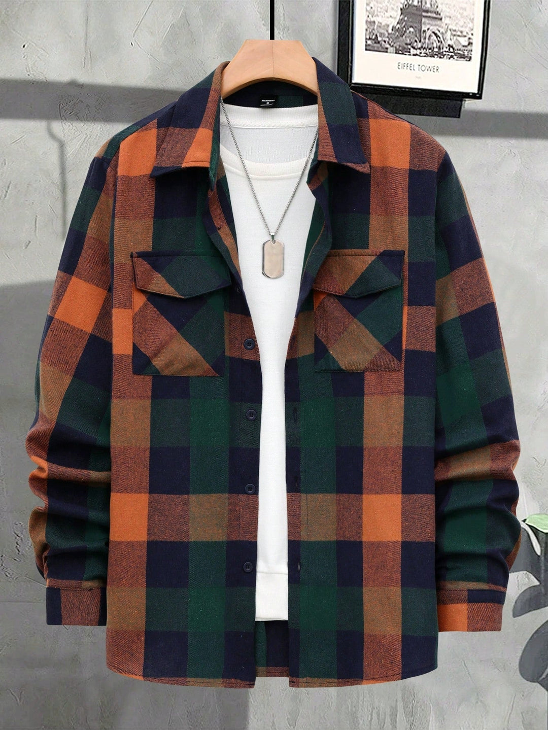 Close-up van het geruite patroon op een stijlvol en comfortabel heren overshirt.