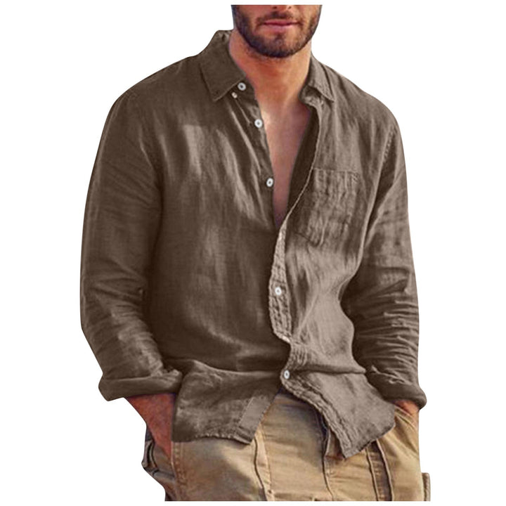 Detail van een ademend linnen heren V-hals T-shirt. Zacht, comfortabel en perfect voor warme dagen.