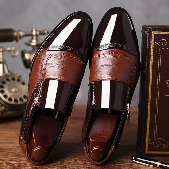 Elegant paar heren lakschoenen, klaar om te dragen voor bruiloften of avondfeesten.