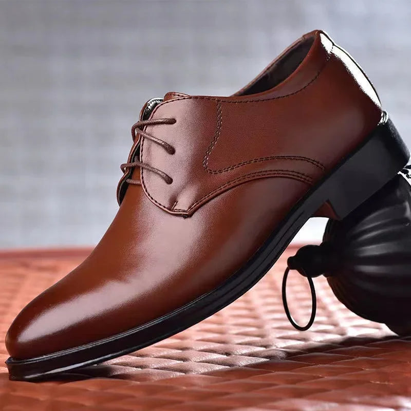 Formele heren lakschoenen, detail van de robuuste zool en hak voor duurzaamheid.
