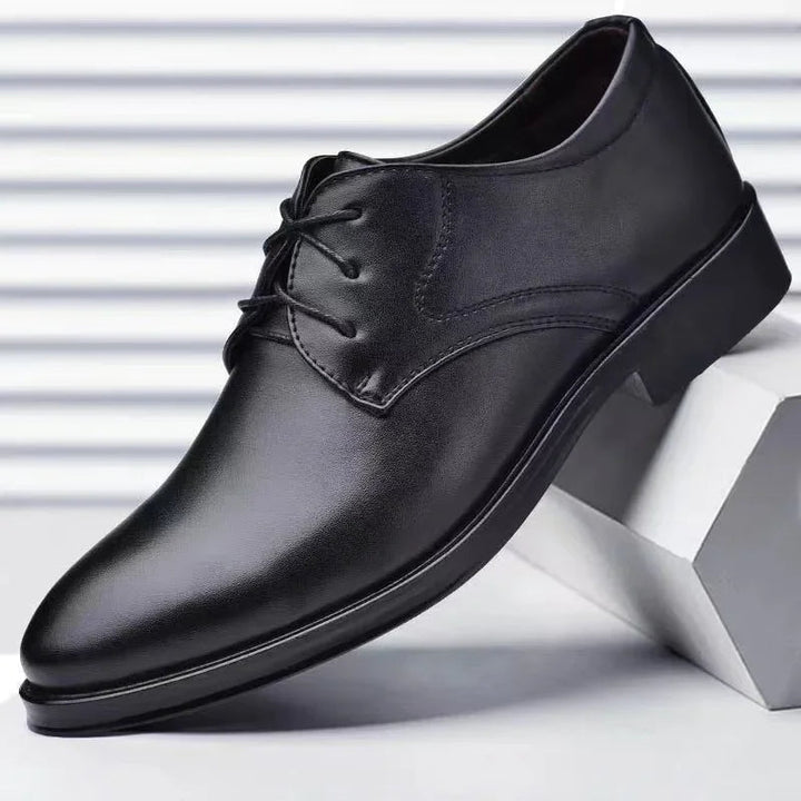 Glanzende zwarte lakschoenen voor heren, essentieel voor een complete formele look.