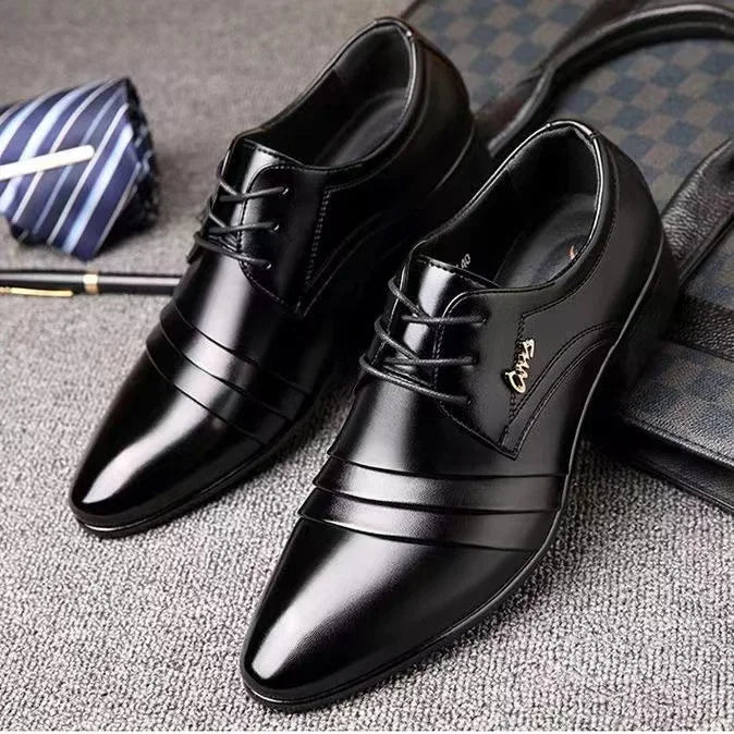 Glanzende heren lakschoenen met veters, ideaal als zakelijke of bruiloft schoenen.