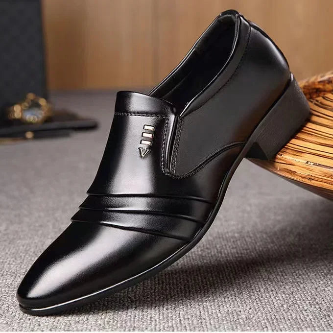Close-up van de hoogglans van zwarte heren lakschoenen, symboliseert luxe en stijl.
