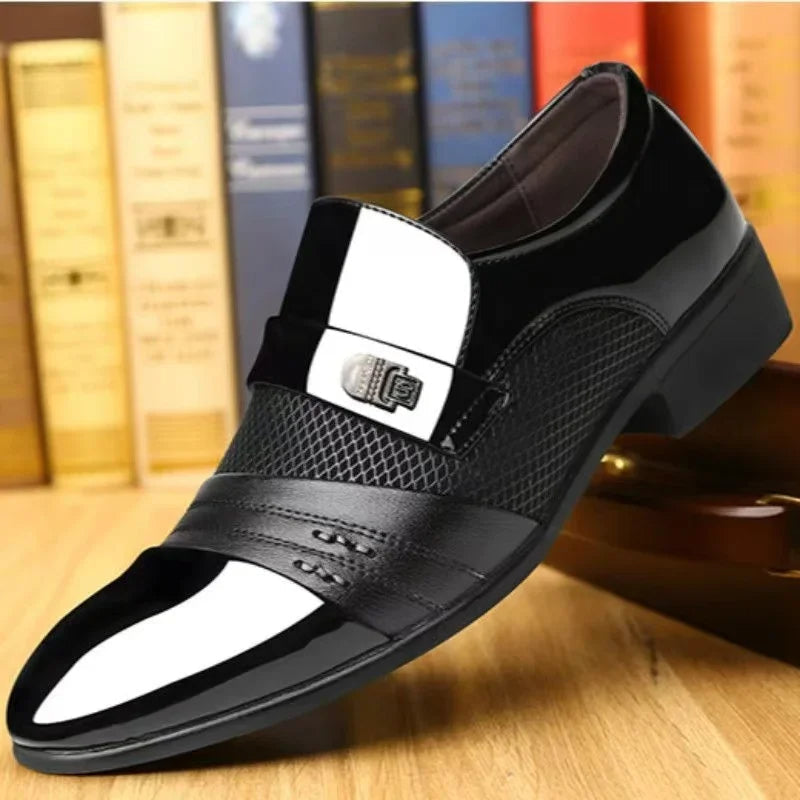 Zijaanzicht van elegante heren lakschoenen, toont slank profiel en fijne afwerking.