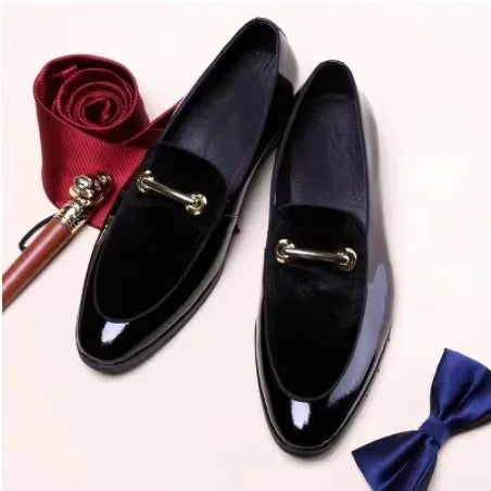 Detail van de veters en stiksels op de stijlvolle zwarte heren lakschoenen.