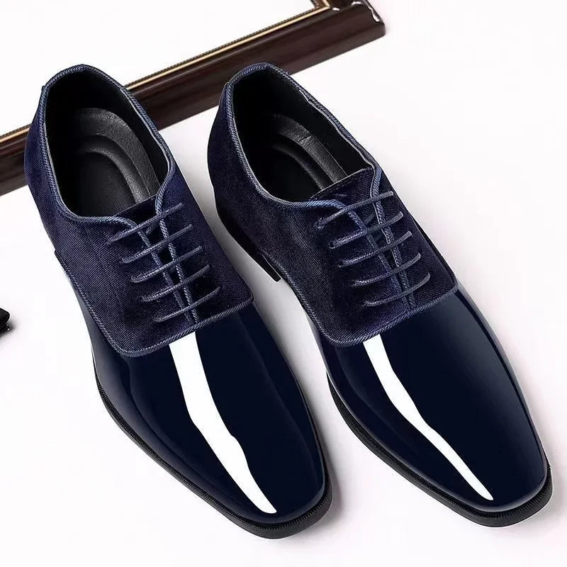 Heren lakschoenen, van bovenaf gezien, met kenmerkende glans en nette stiksels.