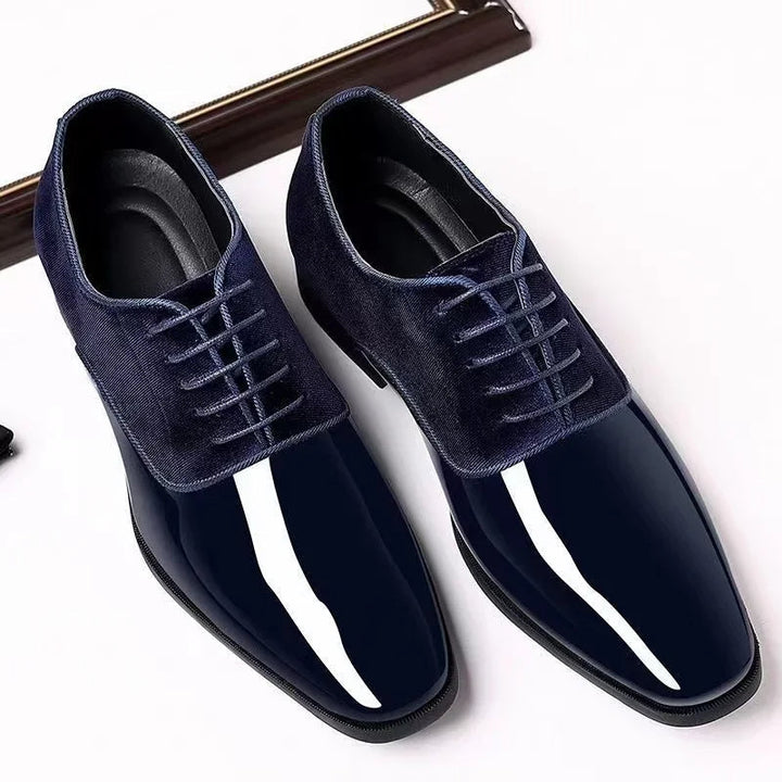 Heren lakschoenen, van bovenaf gezien, met kenmerkende glans en nette stiksels.