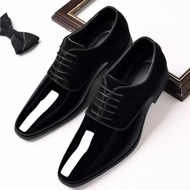 Zwarte zakelijke lakschoenen voor heren, een must-have voor een professionele uitstraling.