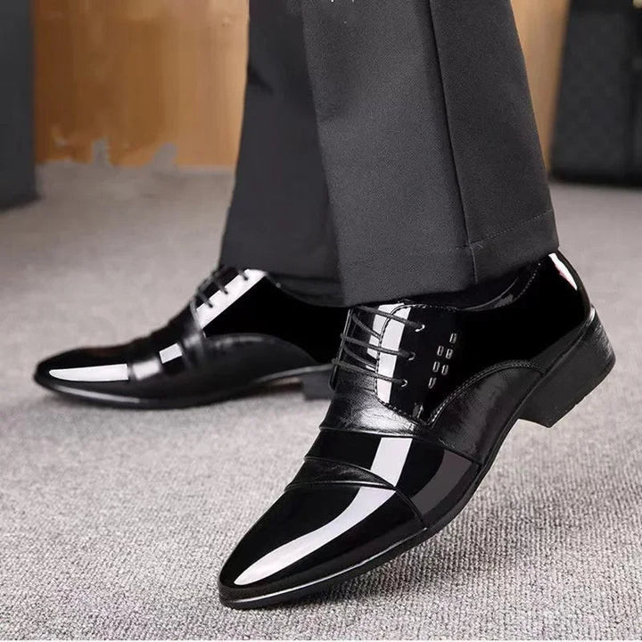 Heren zwarte lakschoenen, elegant en tijdloos, perfect voor formele gelegenheden.