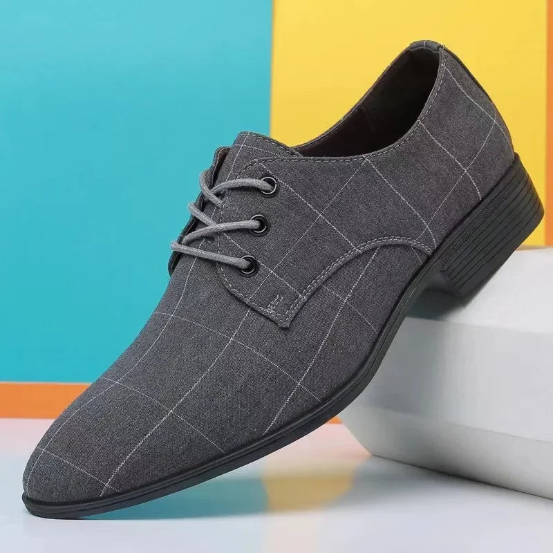 Detail van lakleren textuur en de perfecte glans van deze formele heren schoenen.