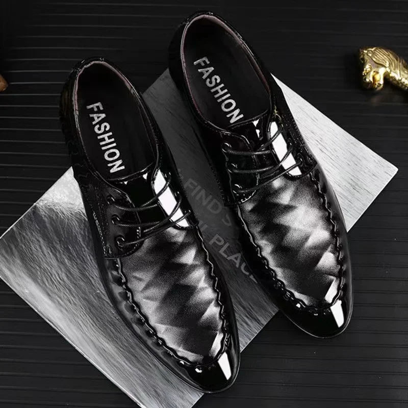 Lakschoenen voor heren, passend bij een smoking of formeel pak, voor ultieme elegantie.