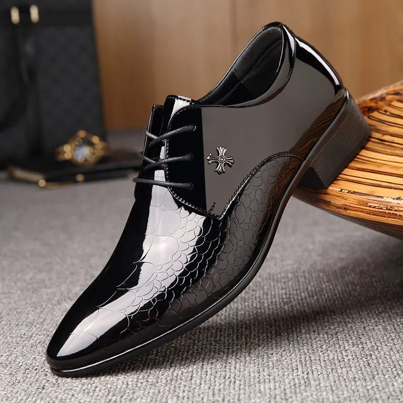 Heren lakschoenen met verfijnde neus, perfect voor een scherpe, elegante uitstraling.