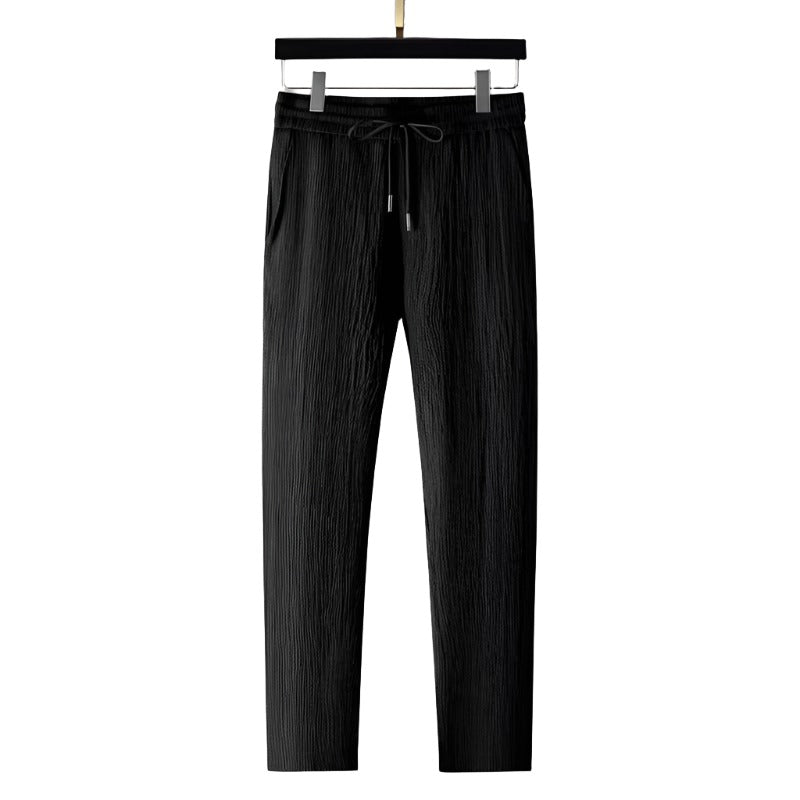 Zachte katoenen heren poloshirt en pantalon set. Ademend en comfortabel voor warme lente- en zomerdagen.