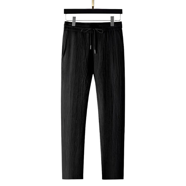 Zachte katoenen heren poloshirt en pantalon set. Ademend en comfortabel voor warme lente- en zomerdagen.
