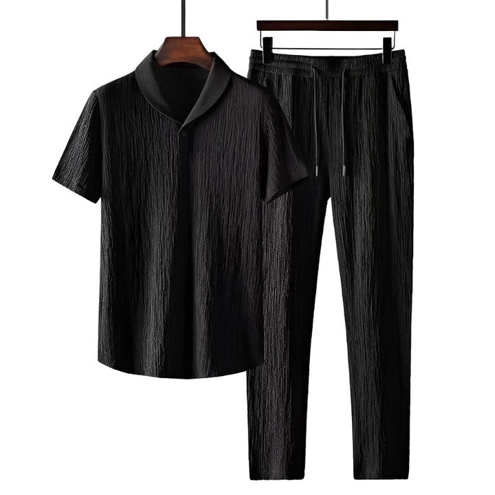 Detailweergave van de hoogwaardige katoenen stof van het heren poloshirt en de pantalon. Kwalitatieve zomerkleding.