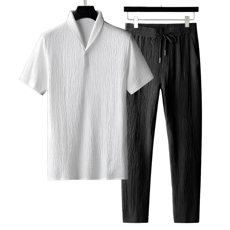 Complete set: een heren katoenen poloshirt en bijpassende pantalon. Veelzijdig en stijlvol voor elke man.