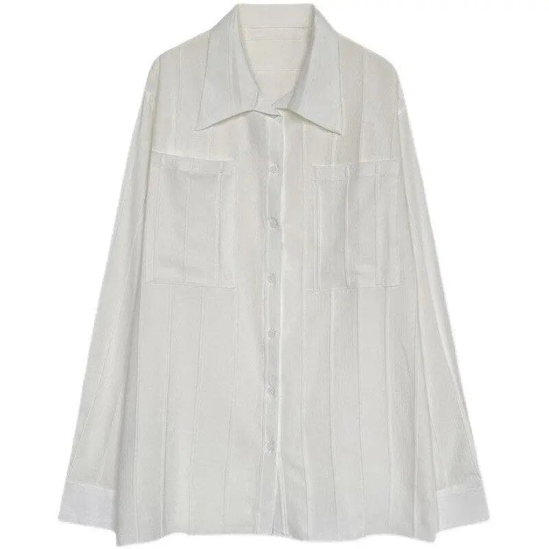 Man draagt casual zwart heren ribgebreid overhemd met lange mouwen, voor een stijlvolle en comfortabele look.