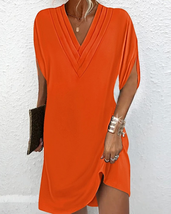 Elegante zwarte Saphira midi jurk met V-hals en losse pasvorm. Perfecte comfortabele damesmode.