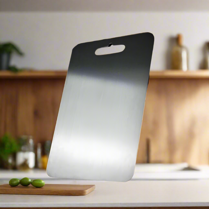 Zilverkleurige titanium snijplank, medische kwaliteit, perfect voor veilig koken.