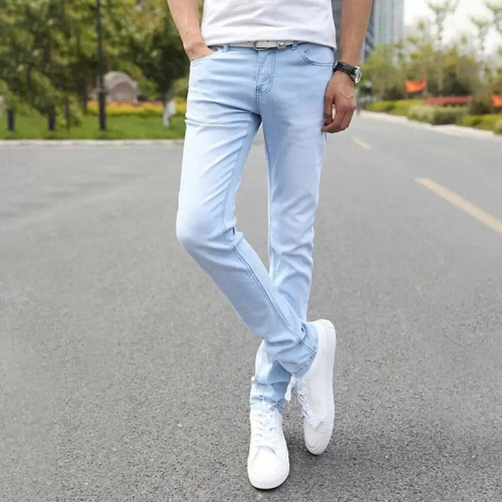 Zwarte slim fit herenjeans met stretch, ideaal voor een casual, comfortabele en modieuze look.