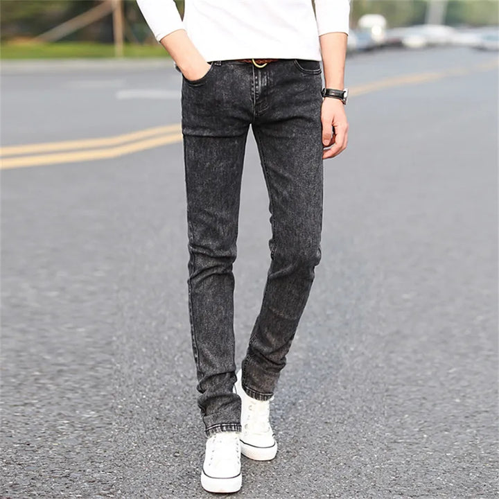 Modieuze heren stretch jeans, slim fit pasvorm voor een moderne en comfortabele uitstraling.