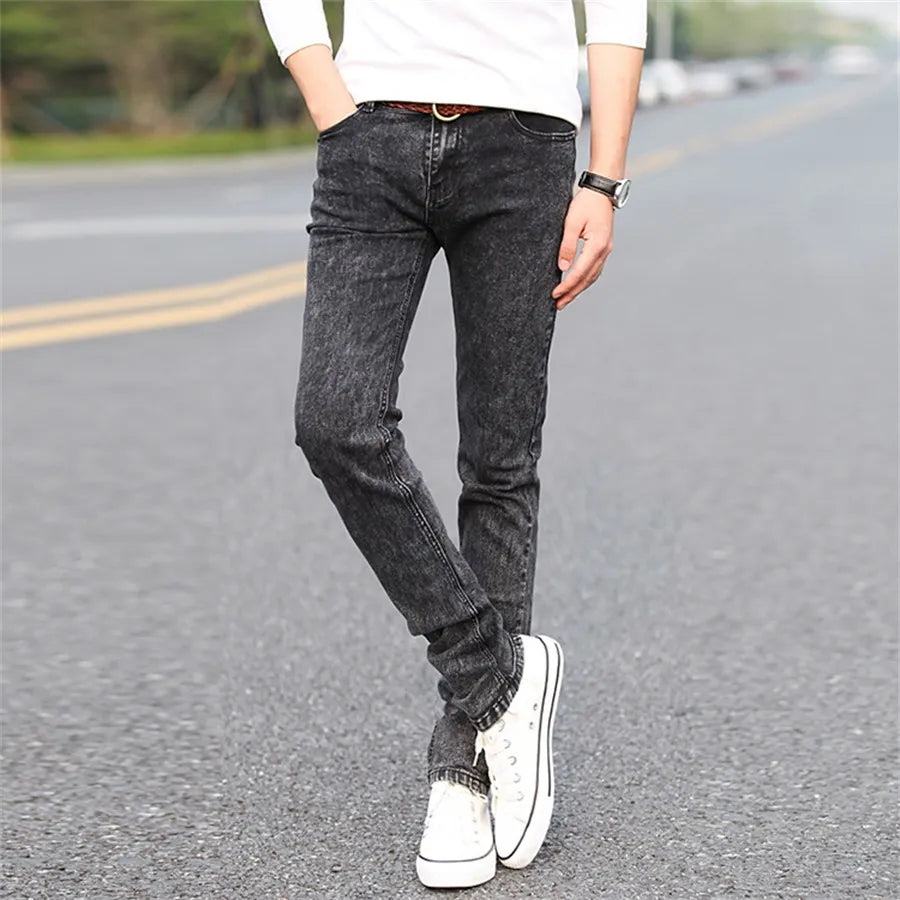 Elastische slim fit spijkerbroek voor heren in diepzwart, biedt zowel stijl als comfort.