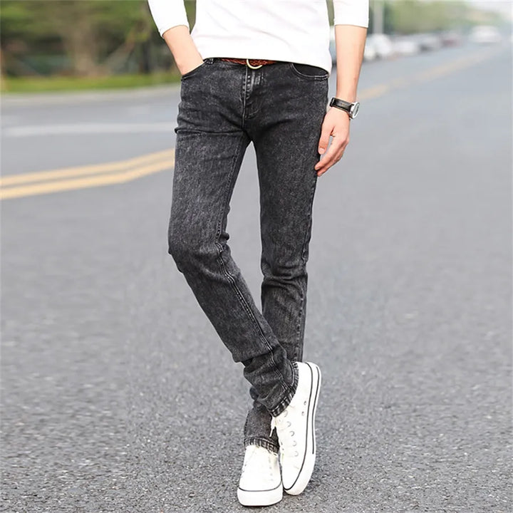 Elastische slim fit spijkerbroek voor heren in diepzwart, biedt zowel stijl als comfort.