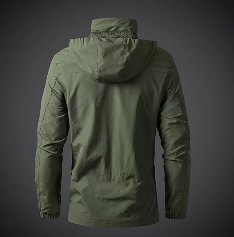 Detail van de waterdichte en winddichte stof van de Arvid herenjas. Duurzame outdoor kleding voor avontuur.