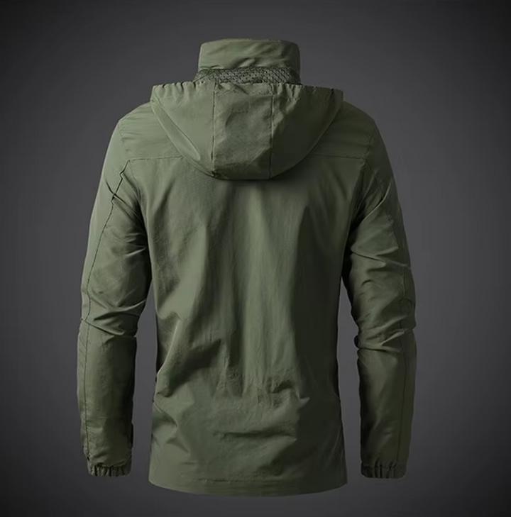 Detail van de waterdichte en winddichte stof van de Arvid herenjas. Duurzame outdoor kleding voor avontuur.