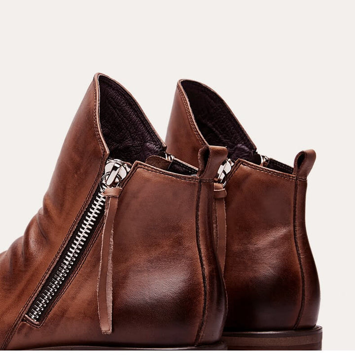 Detail van de hoogwaardige leren textuur op deze casual heren veterschoenen.