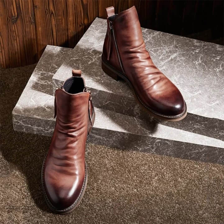 Man draagt comfortabele leren casual laarzen, perfect voor herfst mode.