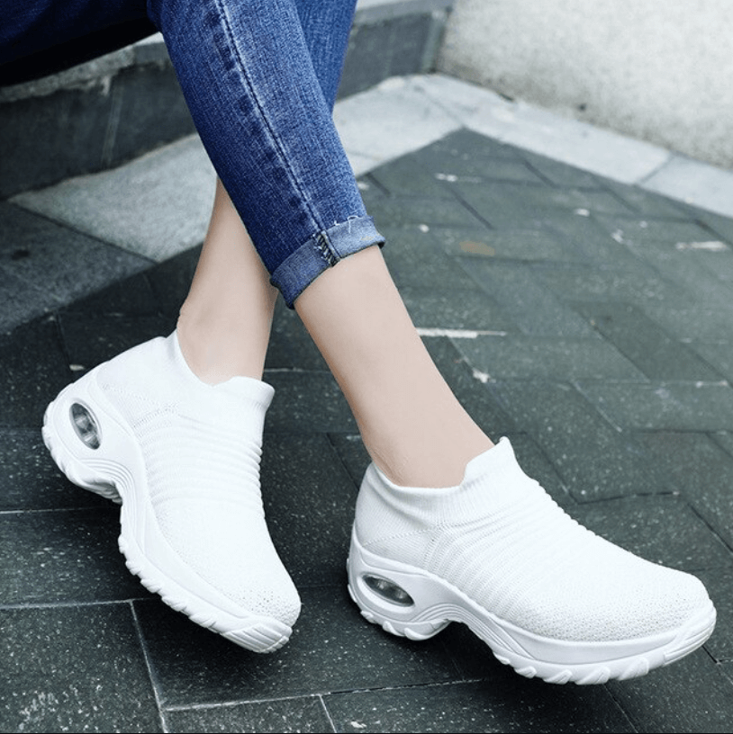 Witte ademende sok sneakers voor dames, combineert stijl met ultiem comfort.