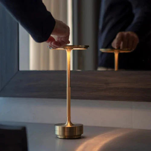 Design tafellamp GlowBeam in zilver, draadloos, dimbaar en USB-oplaadbaar voor flexibel gebruik.